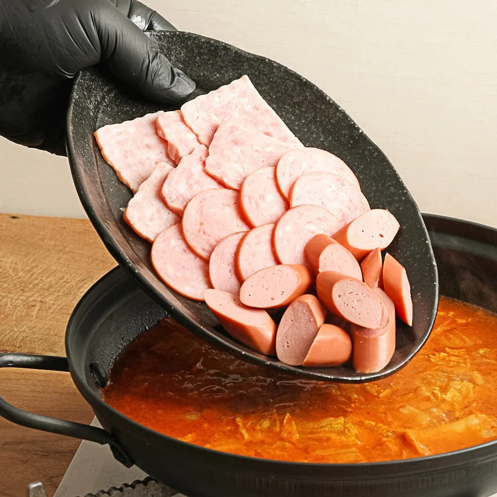 극소수 햄 폭탄 부대찌개 밀키트 국내산 소세지 1인분 혼밥 야식 캠핑 택배 수제 간편식 [원산지:상세설명에 표시] 상세 이미지 1