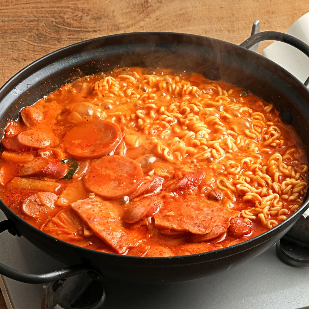 극소수 햄 폭탄 부대찌개 밀키트 국내산 소세지 1인분 혼밥 야식 캠핑 택배 수제 간편식 [원산지:상세설명에 표시] 상세 이미지 3