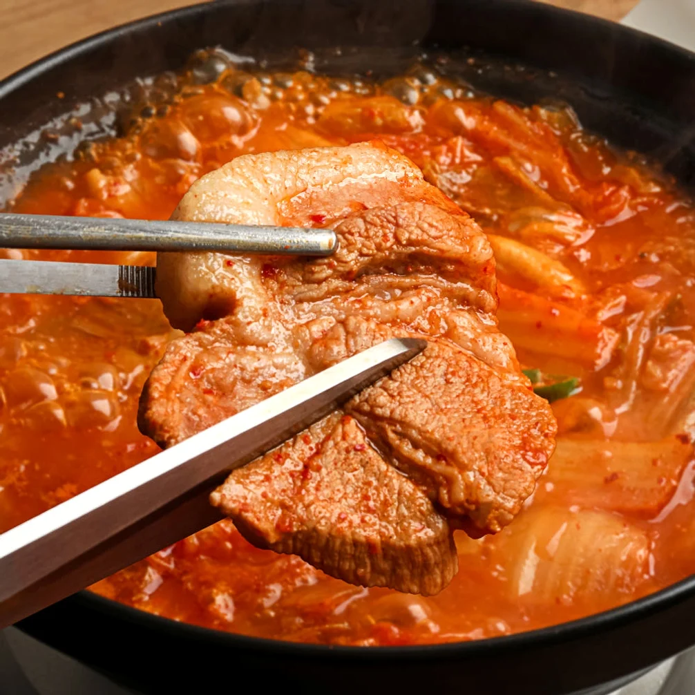 극소수 돼지 김치찌개 밀키트 국내산 묵은지 1인분 얼큰 혼밥 푸짐 야식 캠핑 간편 짜글이 [원산지:상세설명에 표시] 상세 이미지 3